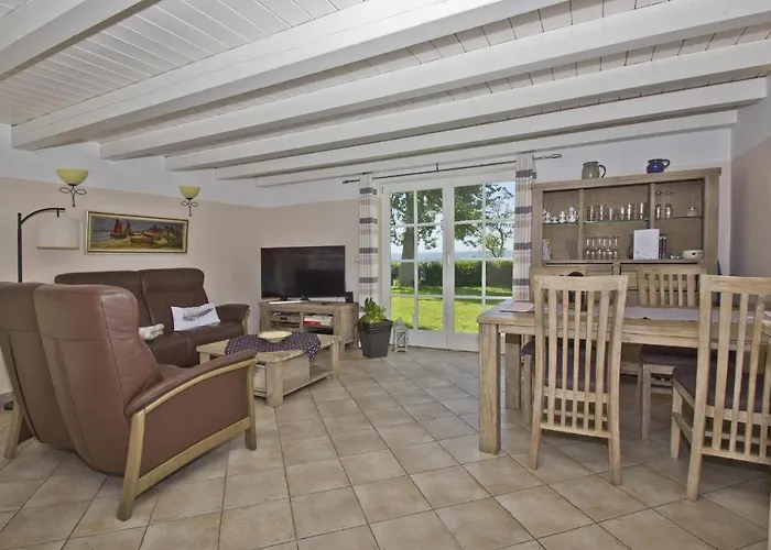 Gutshof Ostseeblick Ferienwohnung 01 * Neuendorf (Rugen)