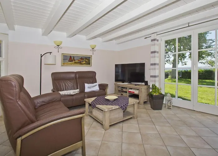 Gutshof Ostseeblick Ferienwohnung 01 * Neuendorf (Rugen)