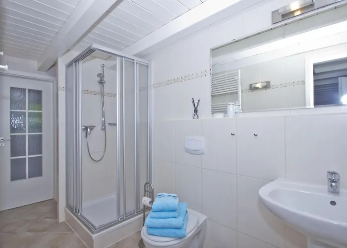 Gutshof Ostseeblick Ferienwohnung 01 Neuendorf (Rugen)